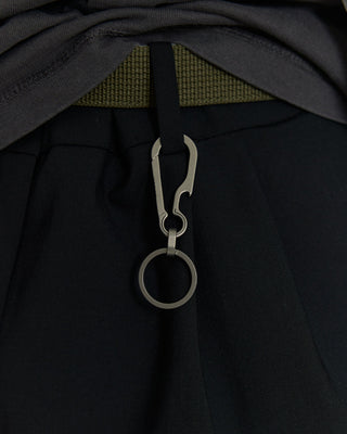 model-wearing-urh-brand-titanium-silver-color-keyring-photo