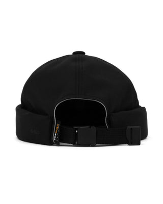 Brimless cap with a minimalist design