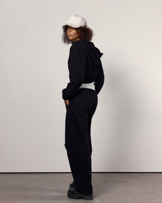 Sun protection cap showcased in a sunny setting.