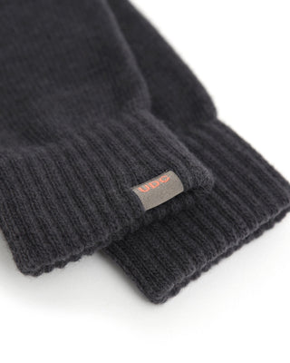 Elegant winter gloves with a knitted design