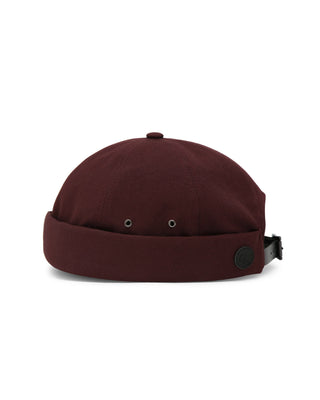 Brimless cap with a minimalist design