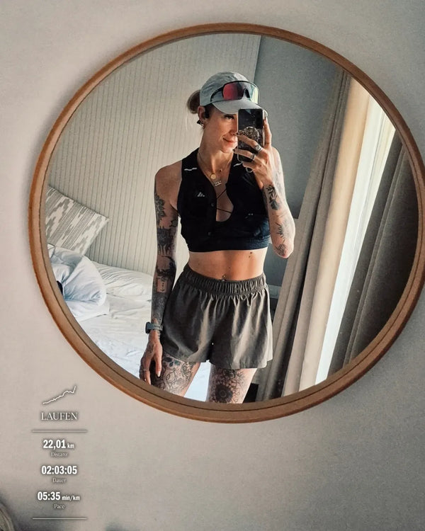 @running_elli.sabeth wearing URH OPT Washed Cap