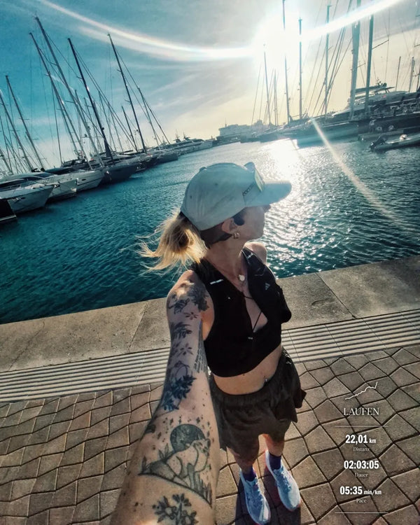 @running_elli.sabeth wearing URH OPT Washed Cap