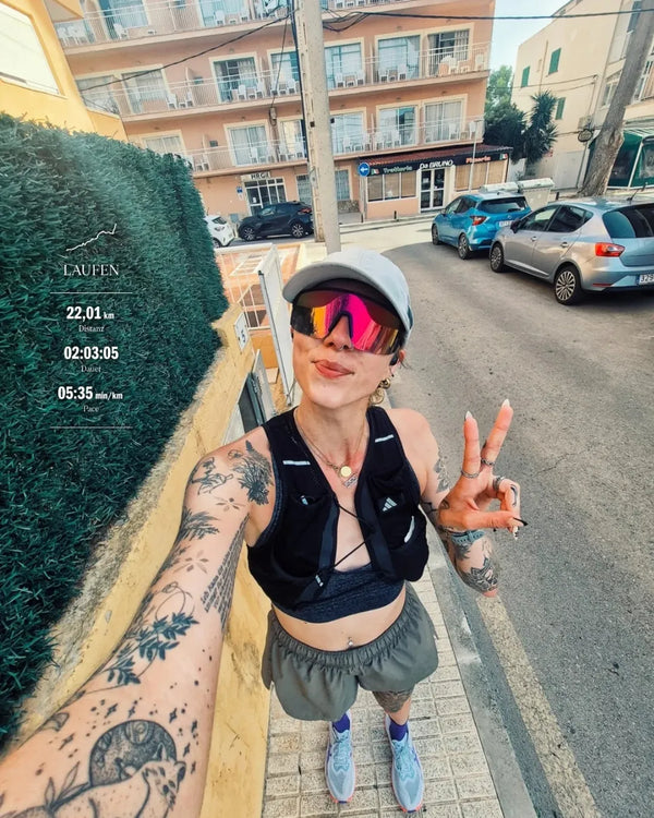 @running_elli.sabeth wearing URH OPT Washed Cap