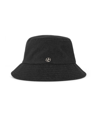 Short visor hat with sporty look