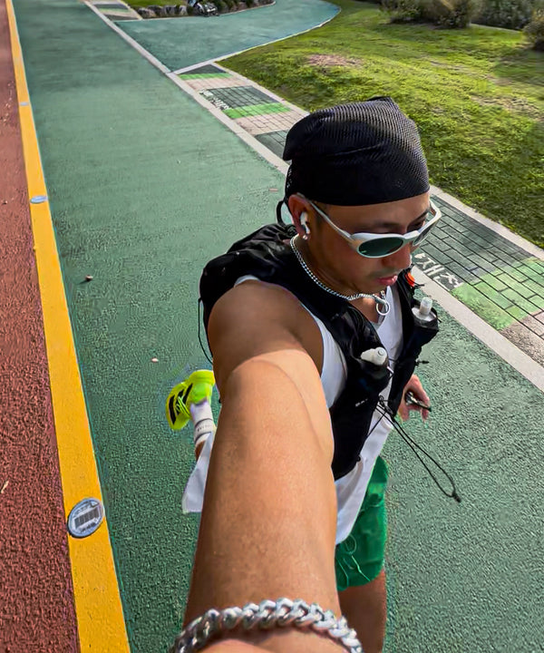 @fitness__zayson wearing URH BREEZE Mush Scarf