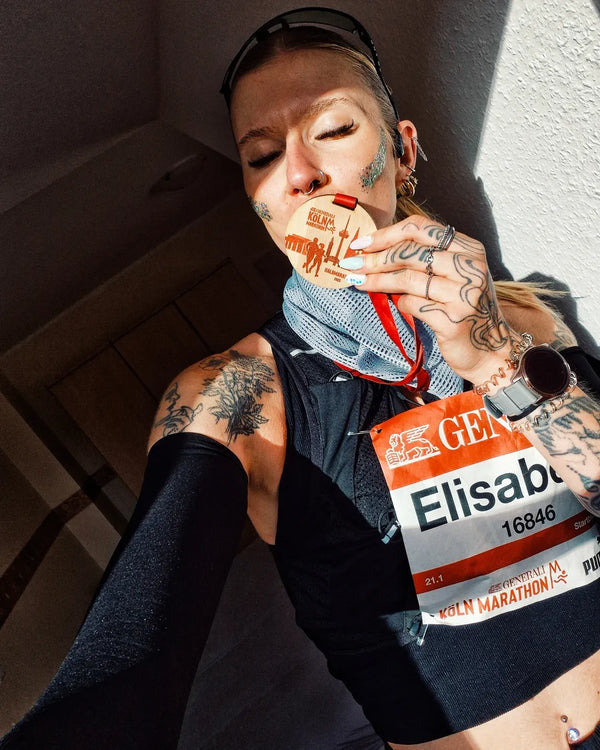 @running_elli.sabeth wearing URH BREEZE Mush Scarf