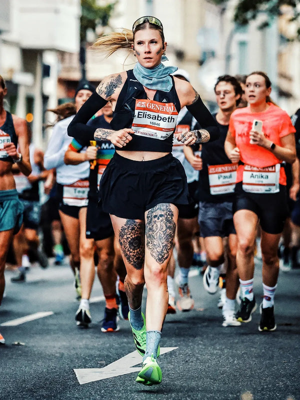 @running_elli.sabeth wearing URH BREEZE Mush Scarf